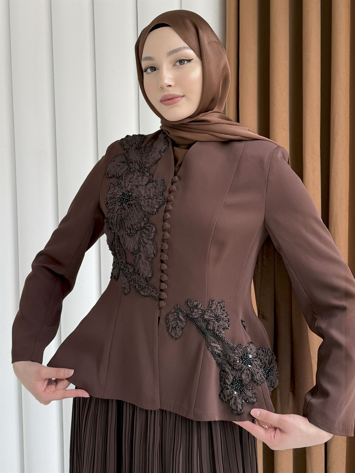 VELORA LUX Boncuk İşlemeli Ceketli Pileli Etek Tesettür Abiye Takım-KAHVERENGİ