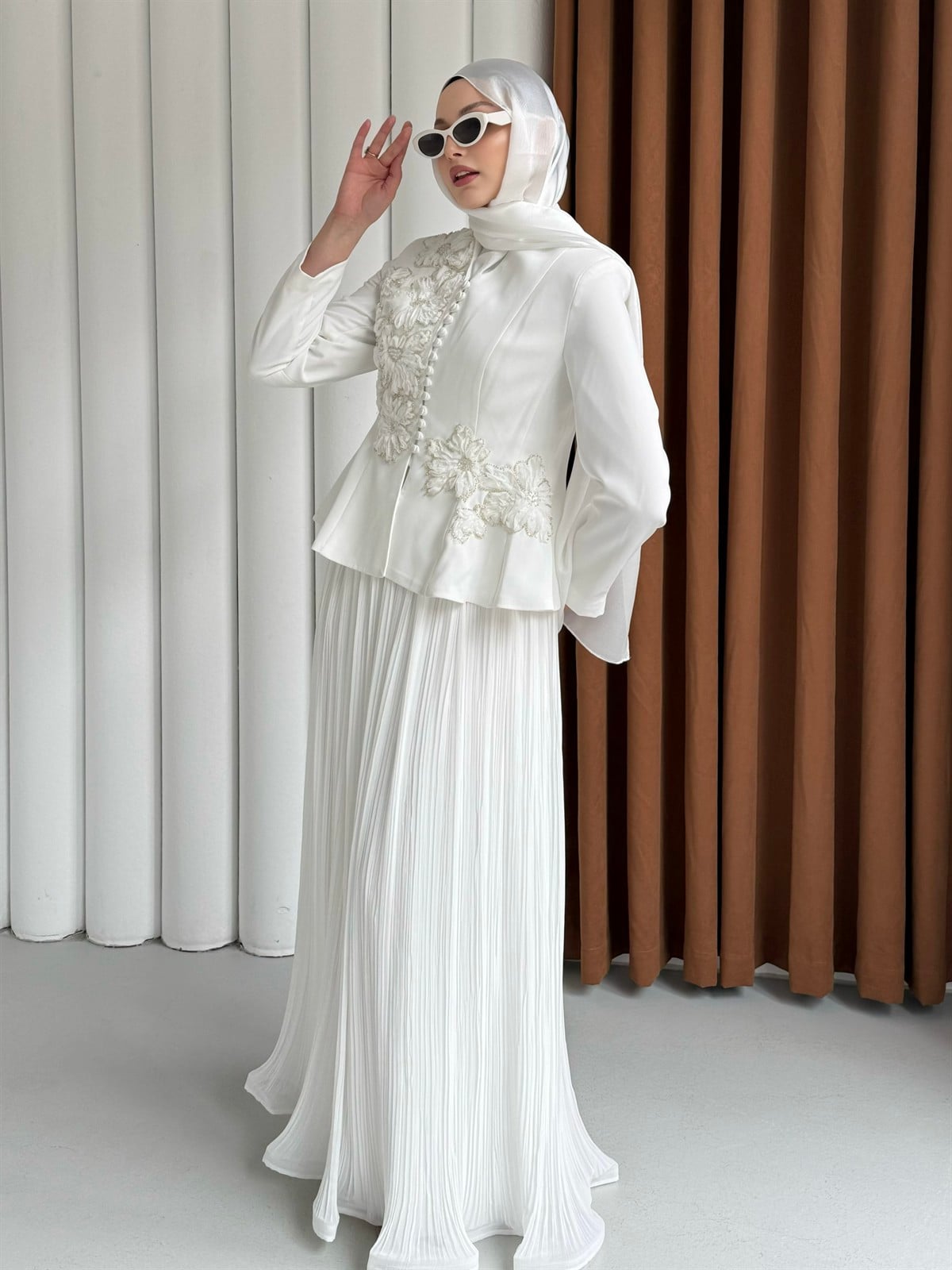 VELORA LUX Boncuk İşlemeli Ceketli Pileli Etek Tesettür Abiye Takım-BEYAZ