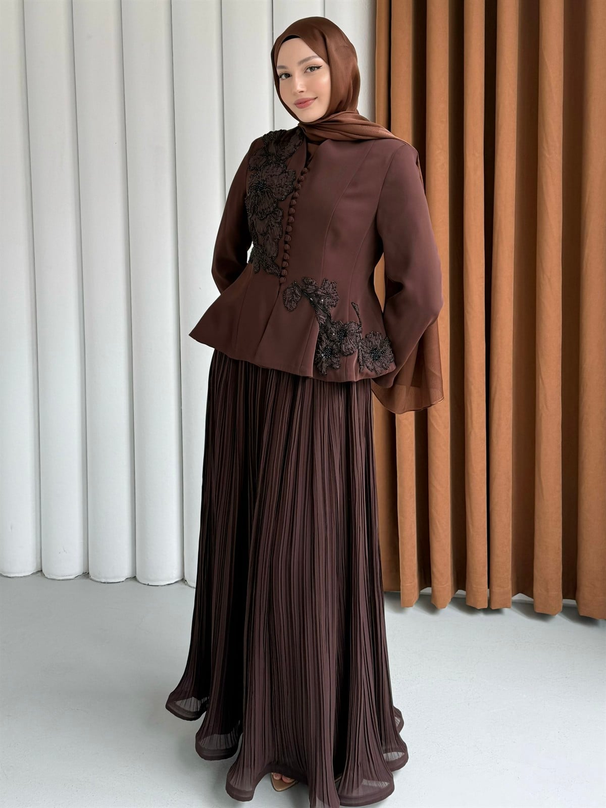 VELORA LUX Boncuk İşlemeli Ceketli Pileli Etek Tesettür Abiye Takım-KAHVERENGİ