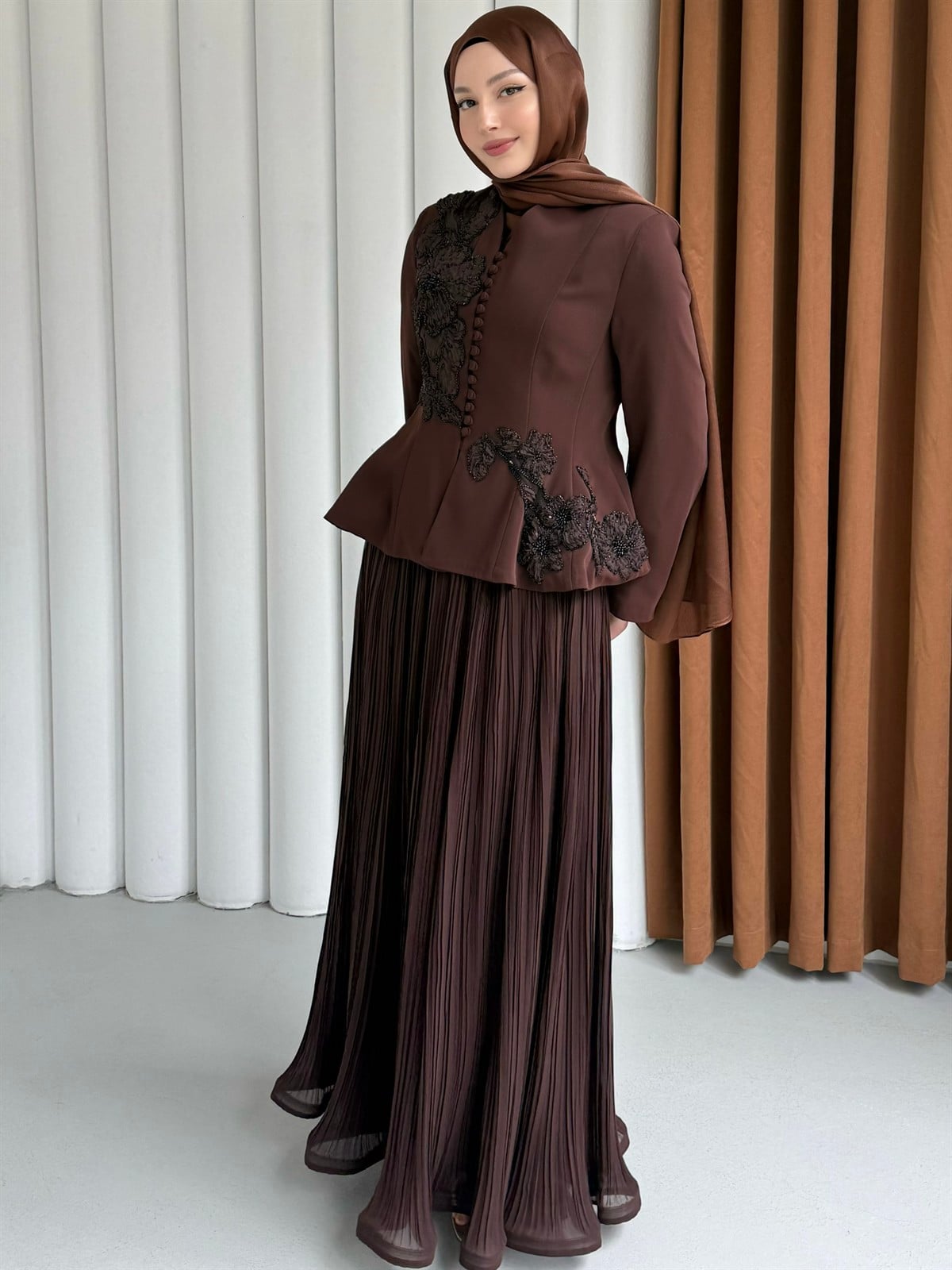 VELORA LUX Boncuk İşlemeli Ceketli Pileli Etek Tesettür Abiye Takım-KAHVERENGİ