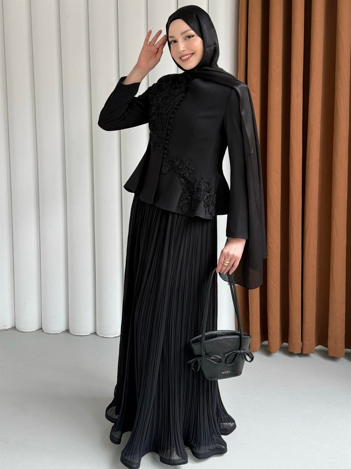 VELORA LUX Boncuk İşlemeli Ceketli Pileli Etek Tesettür Abiye Takım-SİYAH