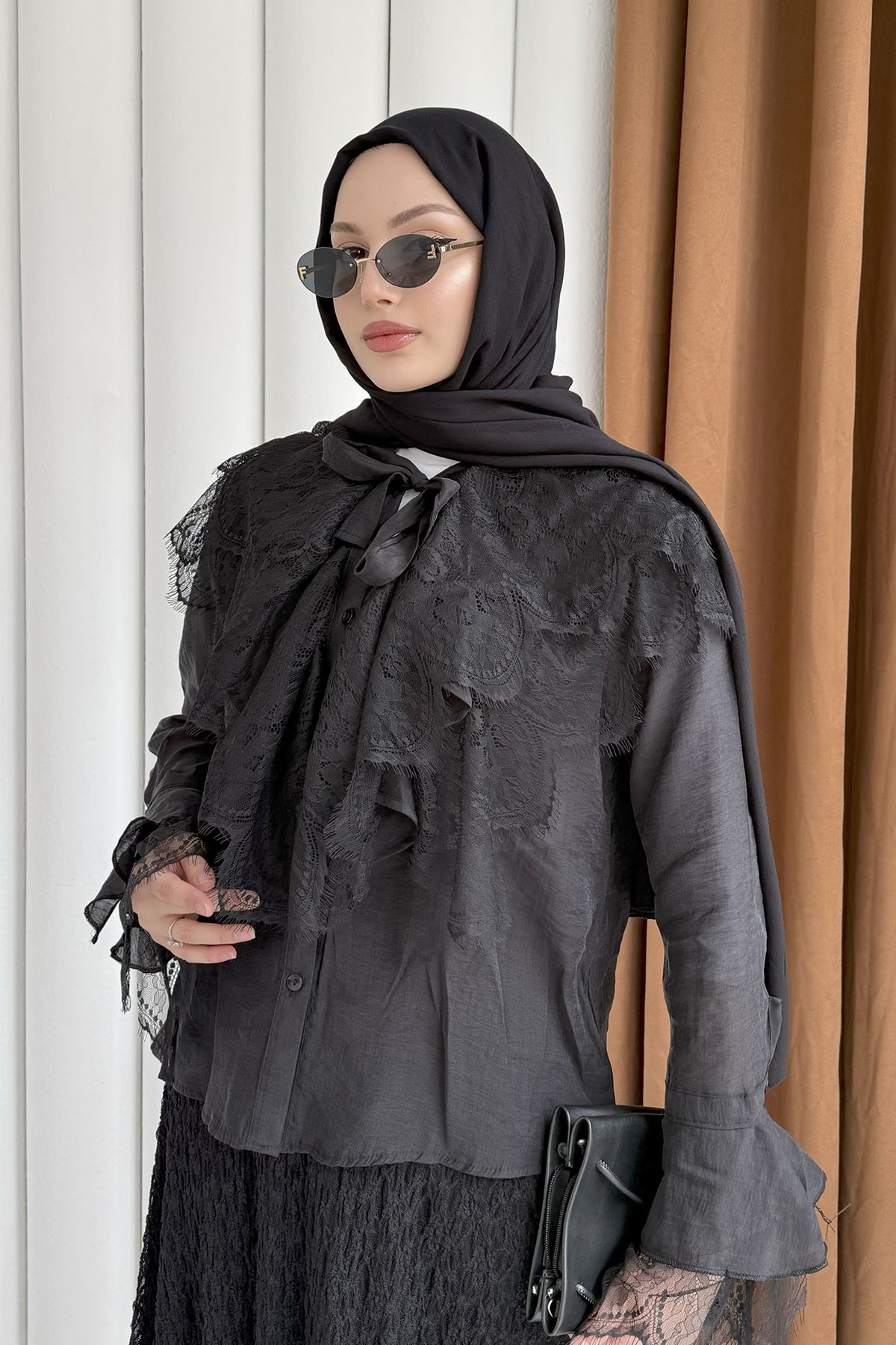 Yaka Ve Kol Dantel Fırfır Detay Gömlek-SİYAH