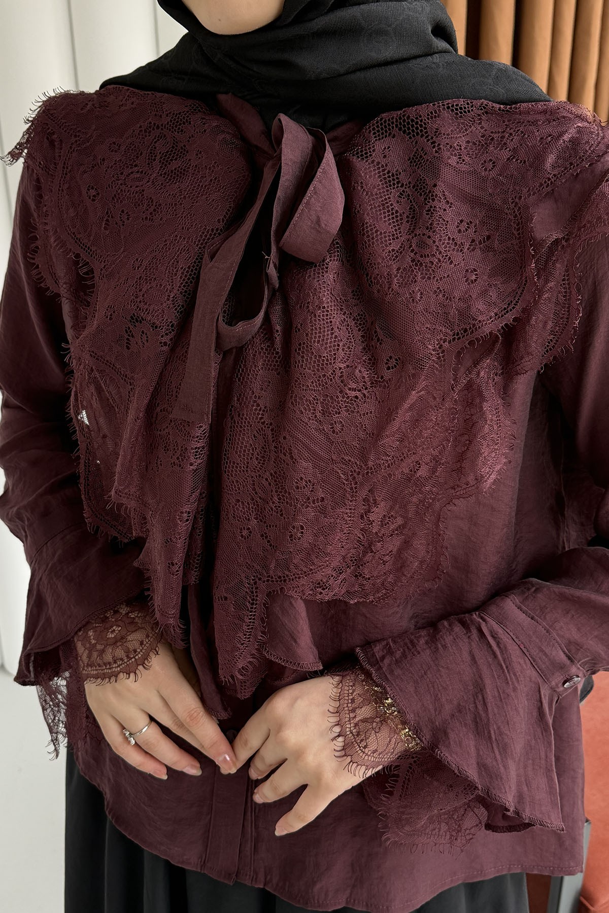 Yaka Ve Kol Dantel Fırfır Detay Gömlek-BORDO
