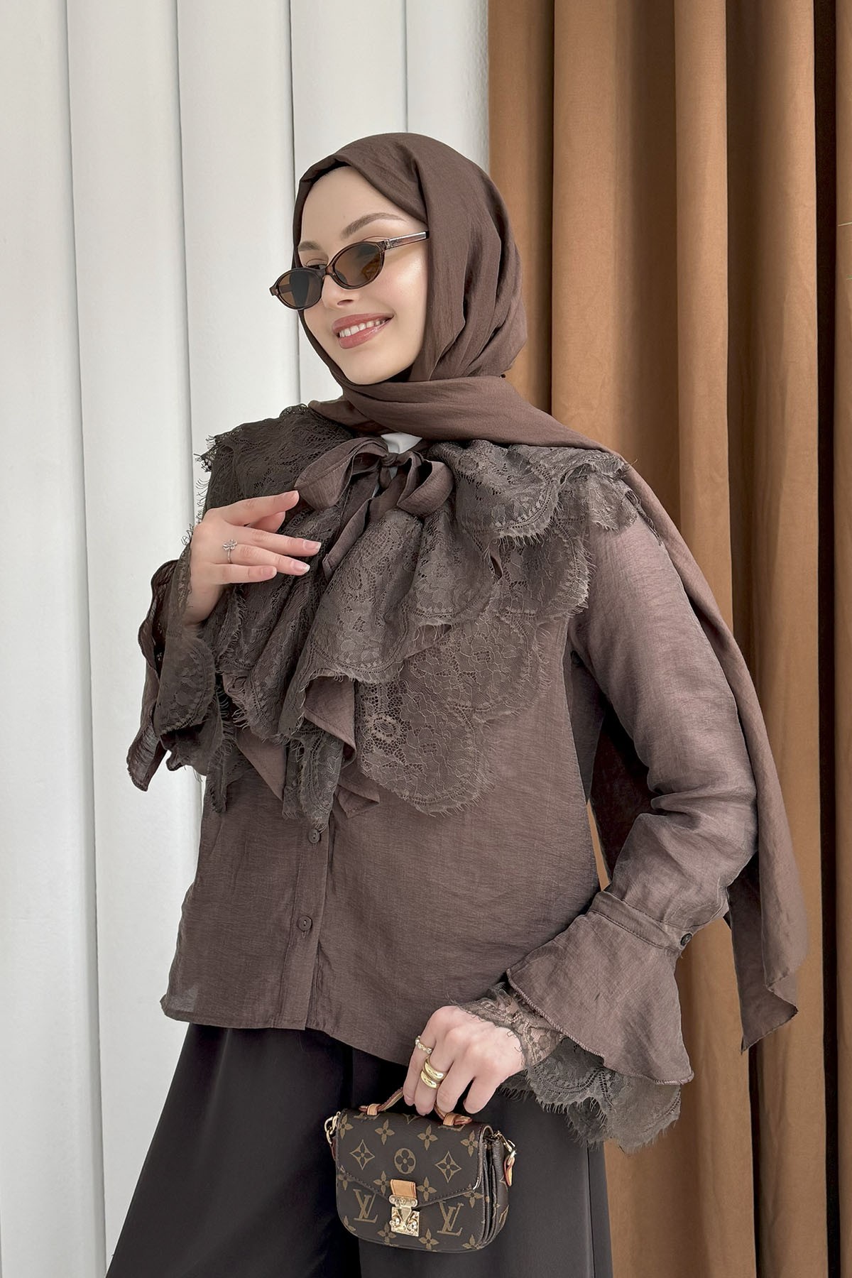 Yaka Ve Kol Dantel Fırfır Detay Gömlek-KAHVERENGİ