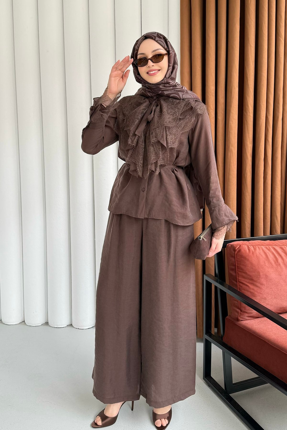 Yaka Ve Kol Dantel Fırfır Detay Pantolonlu Tesettür Takım-KAHVERENGİ