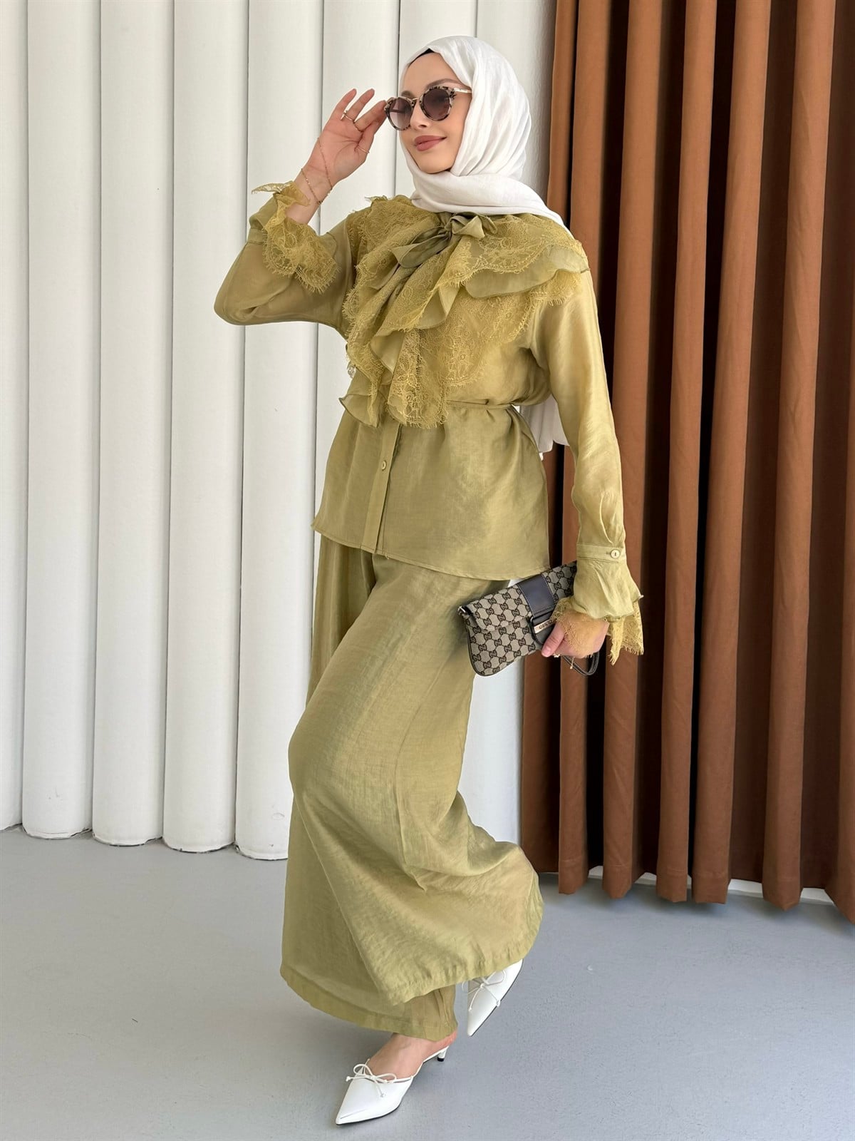 Yaka Ve Kol Dantel Fırfır Detay Pantolonlu Tesettür Takım-YAĞ YEŞİLİ