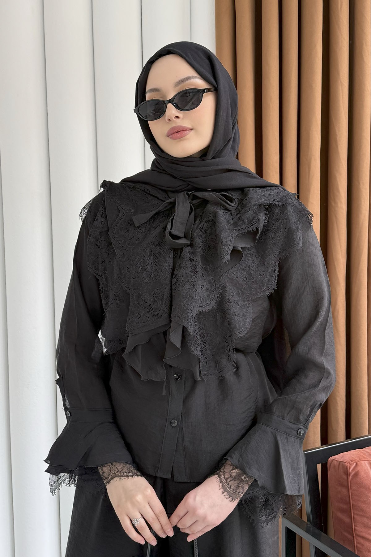 Yaka Ve Kol Dantel Fırfır Detay Pantolonlu Tesettür Takım-SİYAH