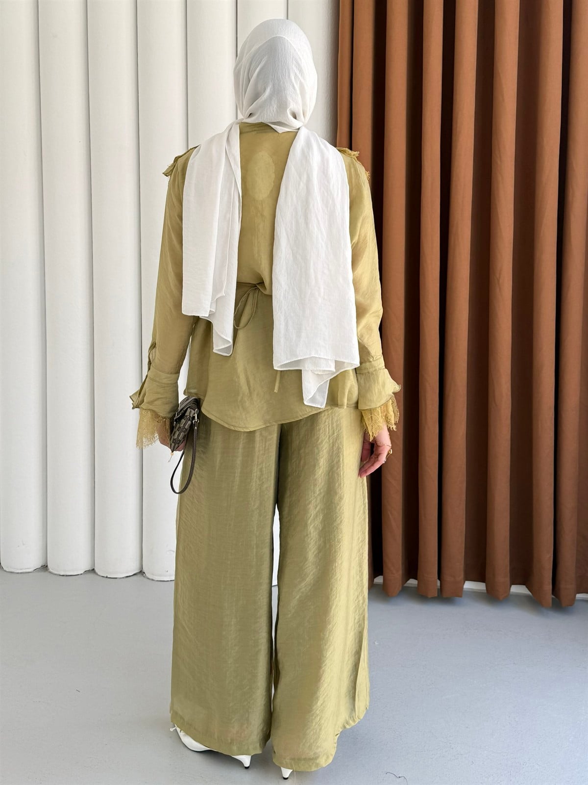 Yaka Ve Kol Dantel Fırfır Detay Pantolonlu Tesettür Takım-YAĞ YEŞİLİ