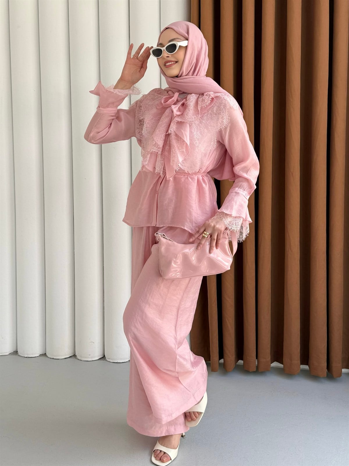 Yaka Ve Kol Dantel Fırfır Detay Pantolonlu Tesettür Takım-PEMBE