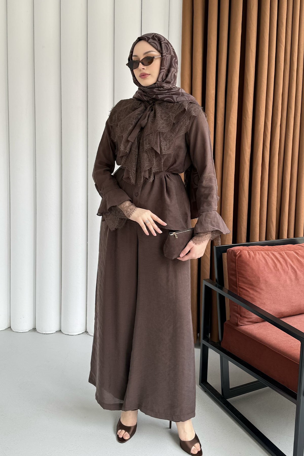 Yaka Ve Kol Dantel Fırfır Detay Pantolonlu Tesettür Takım-KAHVERENGİ