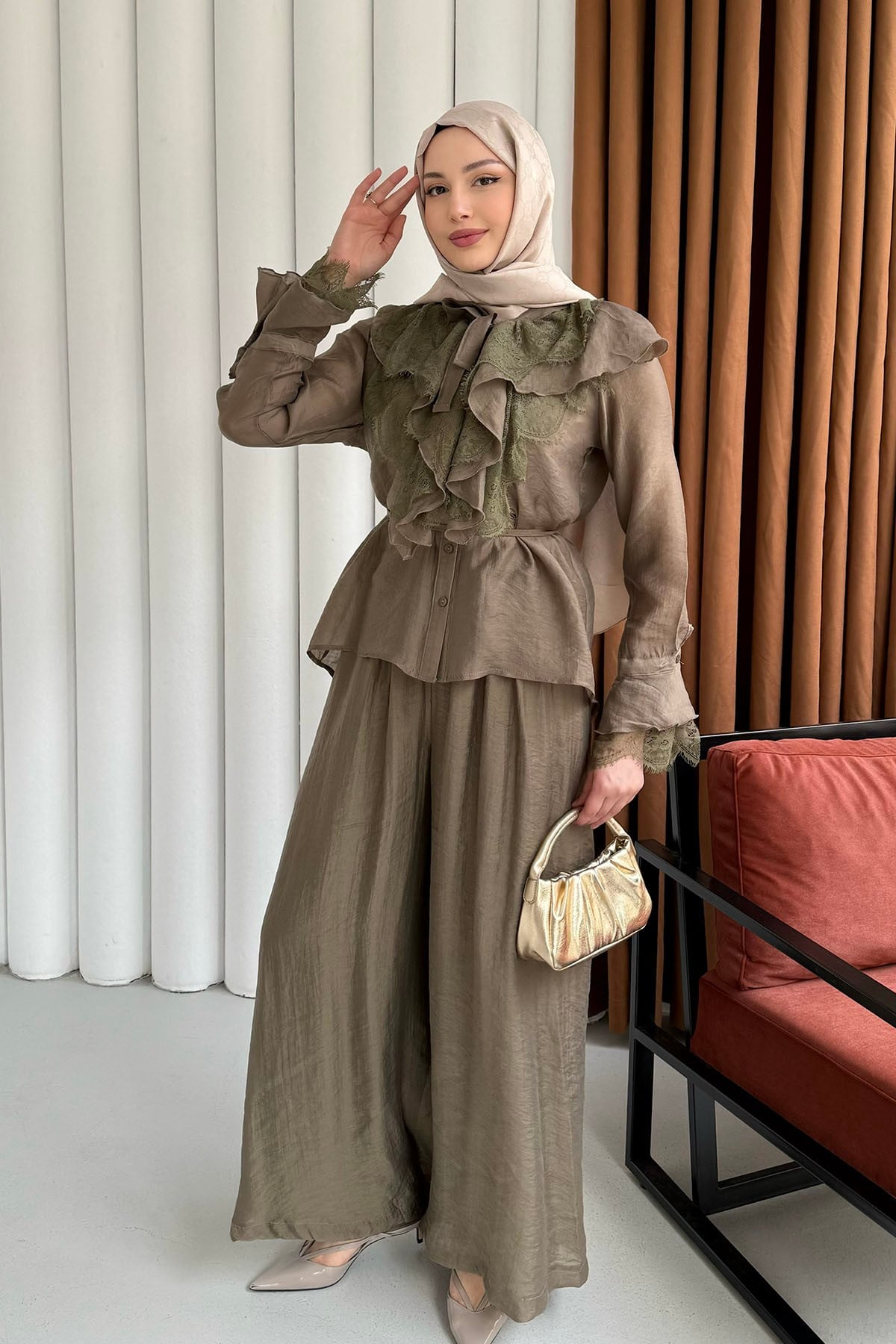 Yaka Ve Kol Dantel Fırfır Detay Pantolonlu Tesettür Takım-HAKİ YEŞİL