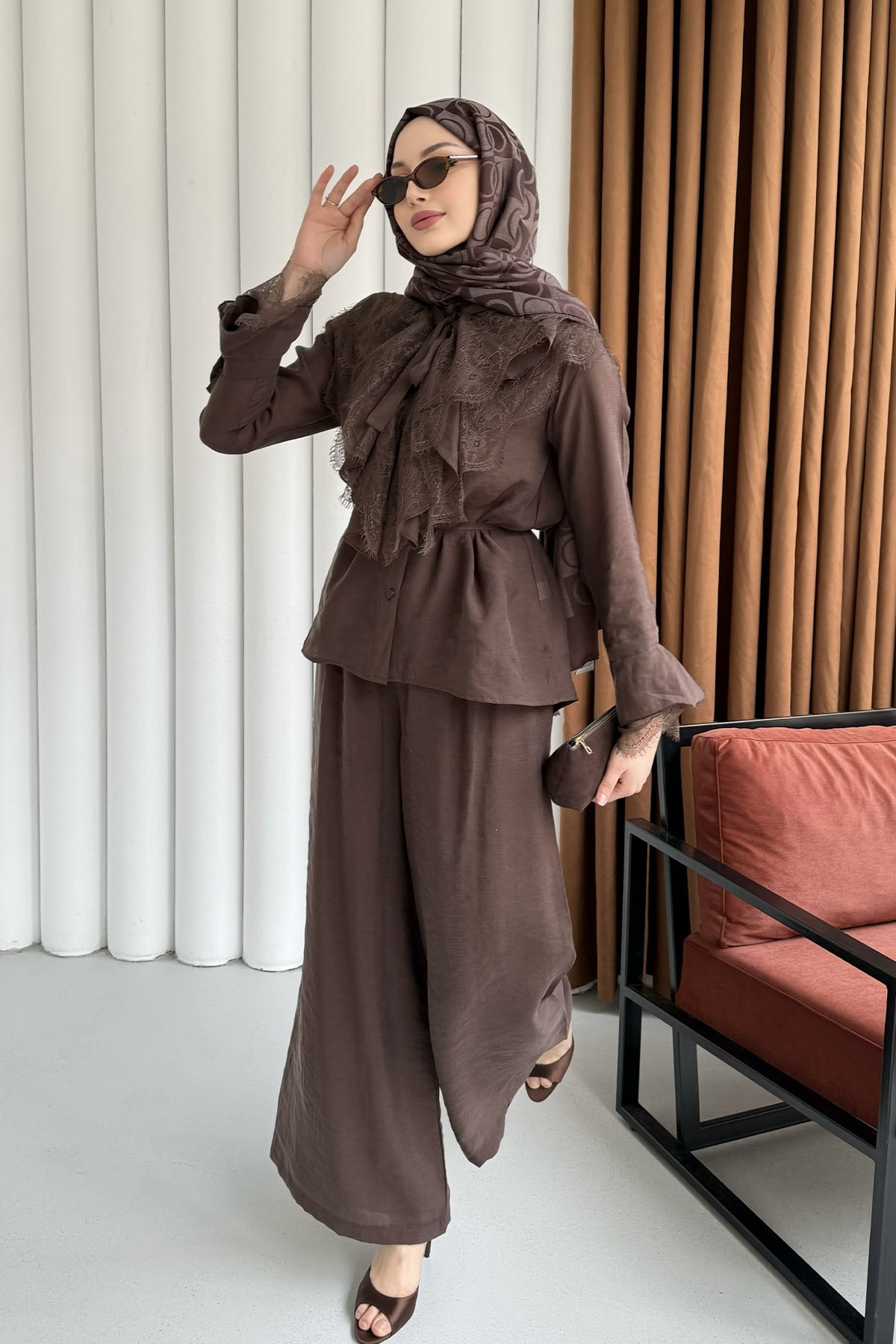 Yaka Ve Kol Dantel Fırfır Detay Pantolonlu Tesettür Takım-KAHVERENGİ