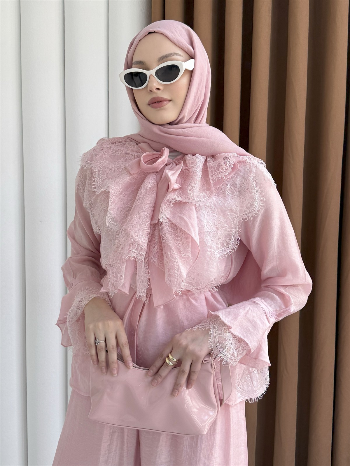 Yaka Ve Kol Dantel Fırfır Detay Pantolonlu Tesettür Takım-PEMBE