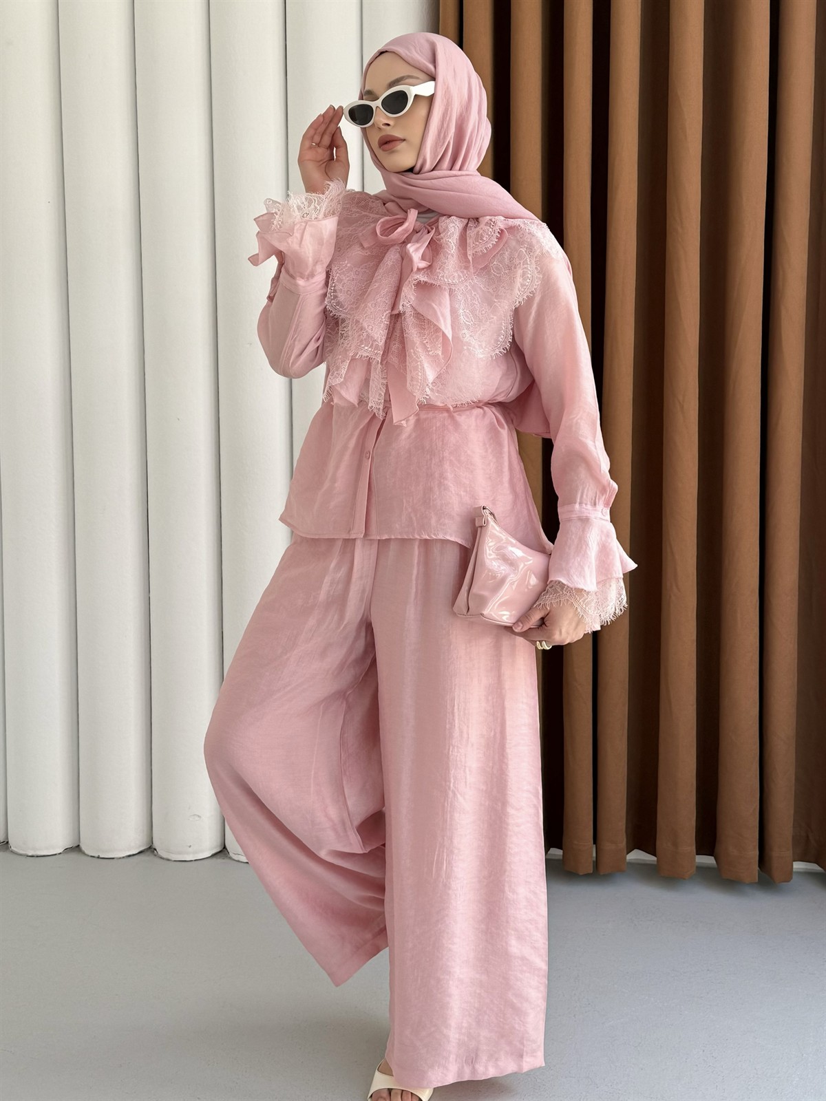 Yaka Ve Kol Dantel Fırfır Detay Pantolonlu Tesettür Takım-PEMBE
