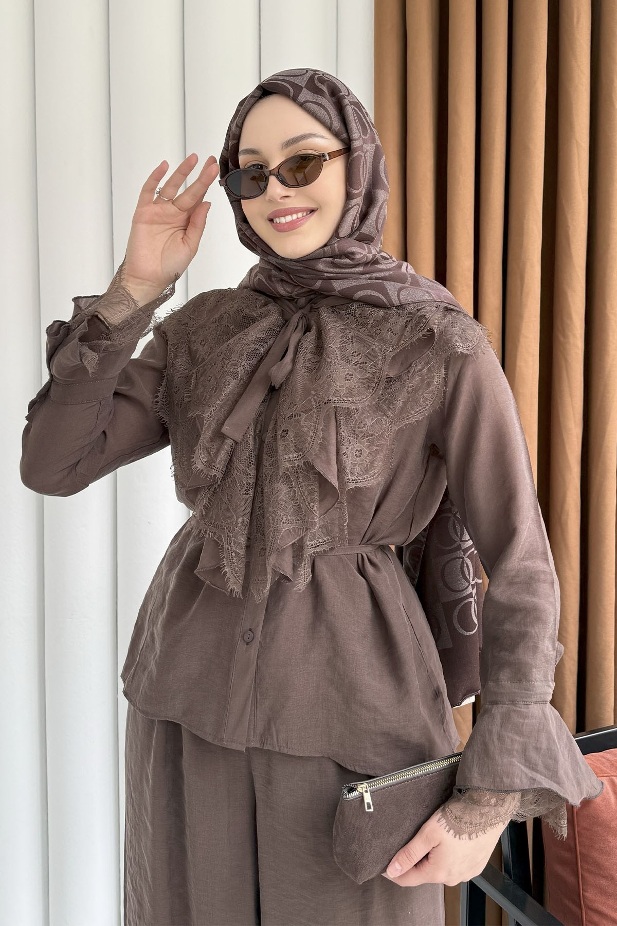 Yaka Ve Kol Dantel Fırfır Detay Pantolonlu Tesettür Takım-KAHVERENGİ
