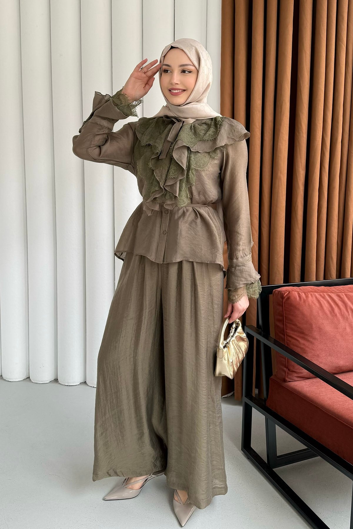 Yaka Ve Kol Dantel Fırfır Detay Pantolonlu Tesettür Takım-HAKİ YEŞİL