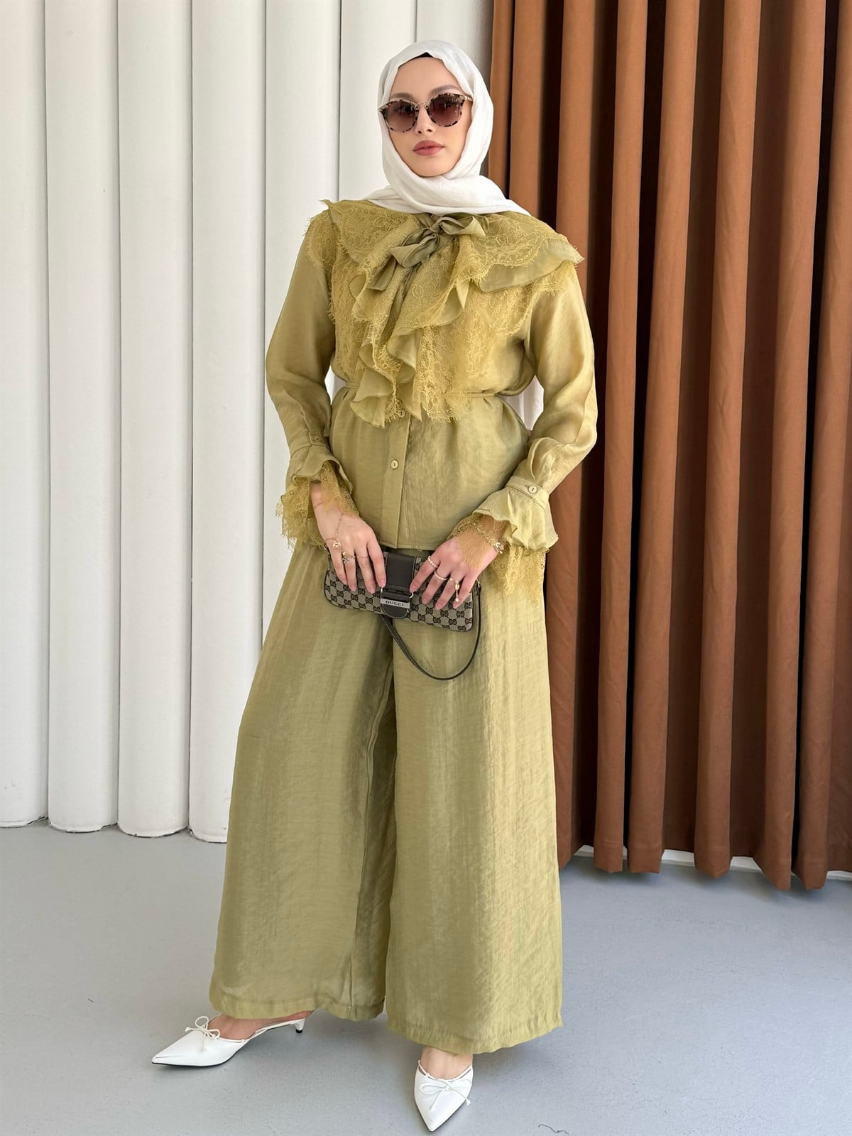 Yaka Ve Kol Dantel Fırfır Detay Pantolonlu Tesettür Takım-YAĞ YEŞİLİ