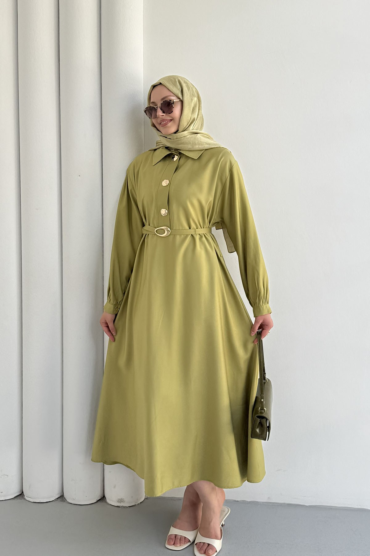Yakalı Gold Düğme Detaylı Kemerli Tesettür Elbise-YAĞ YEŞİLİ