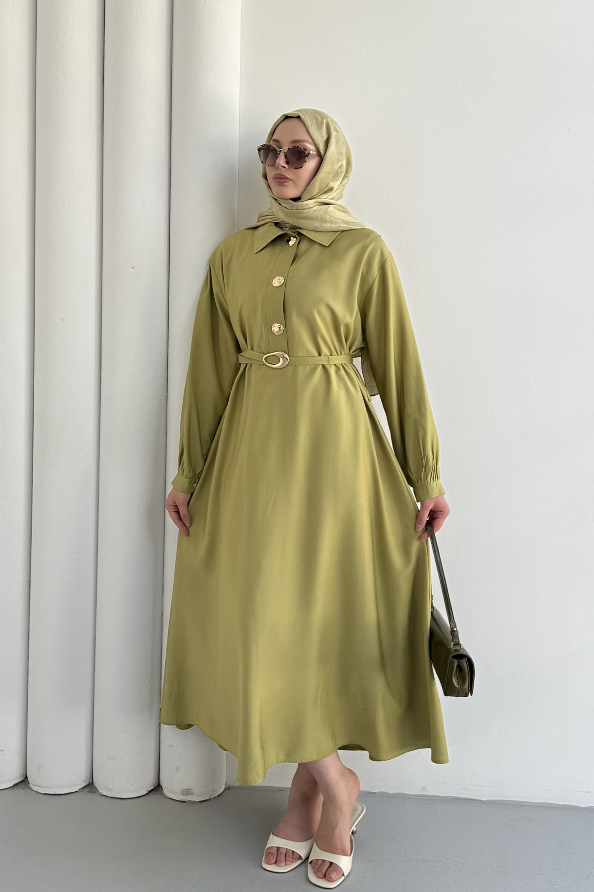 Yakalı Gold Düğme Detaylı Kemerli Tesettür Elbise-YAĞ YEŞİLİ
