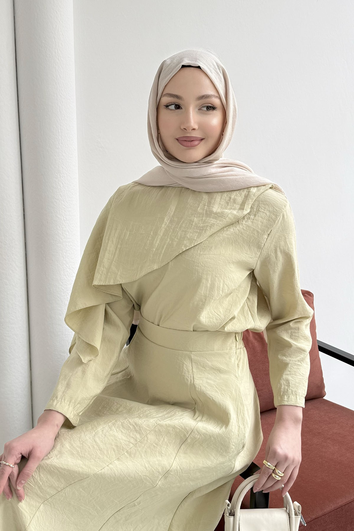 Yakası Asimetrik Detay Etekli Tesettür Takım-MİNT YEŞİLİ