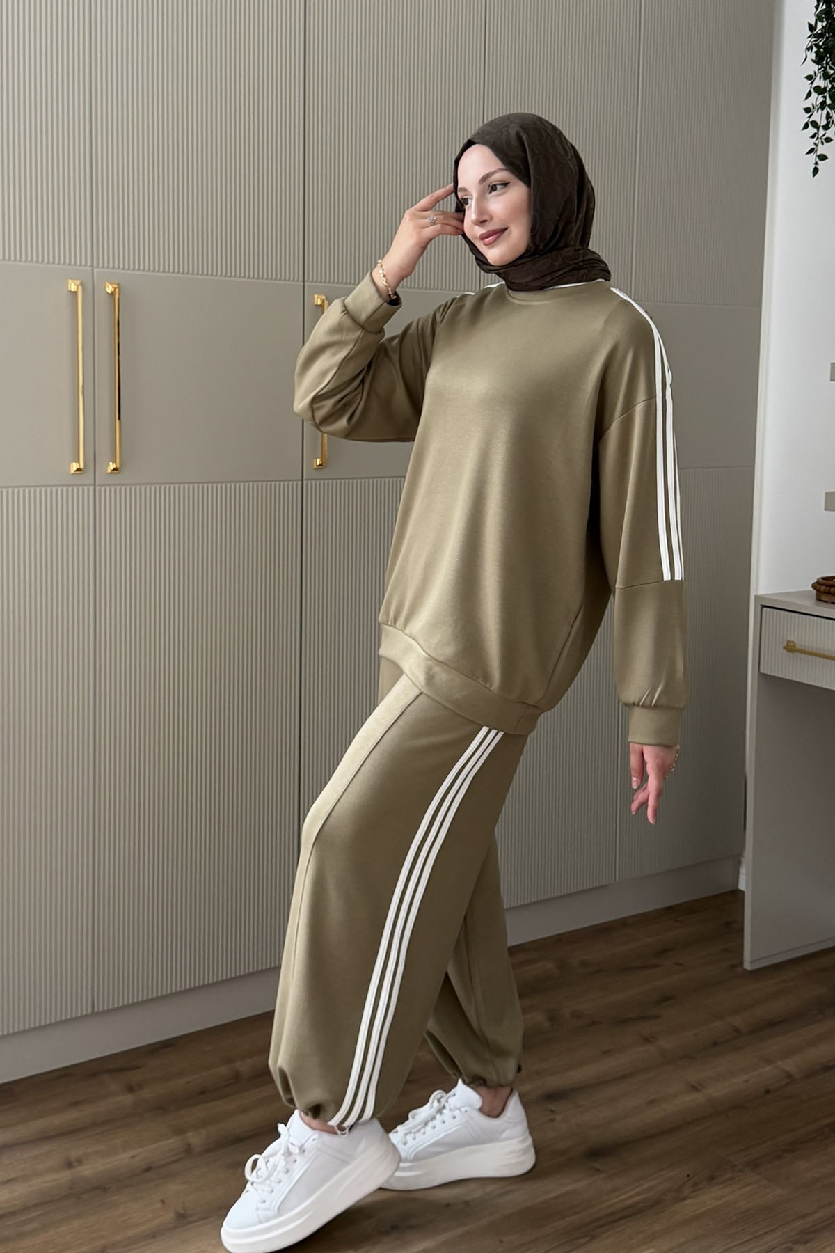 Yandan Şerit Detaylı Bol Paça Pantolonlu Tesettür Takım-HAKİ YEŞİL