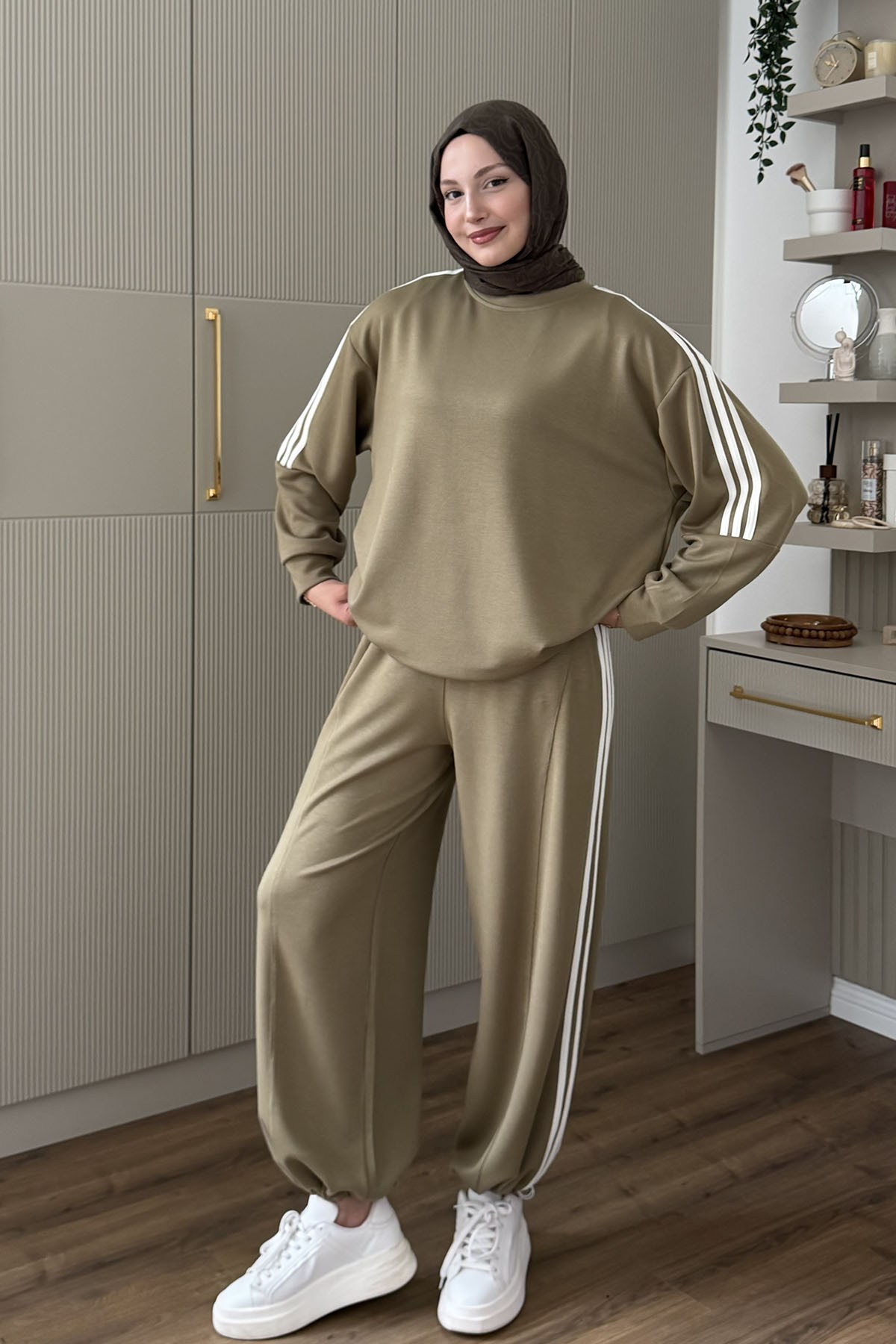 Yandan Şerit Detaylı Bol Paça Pantolonlu Tesettür Takım-HAKİ YEŞİL