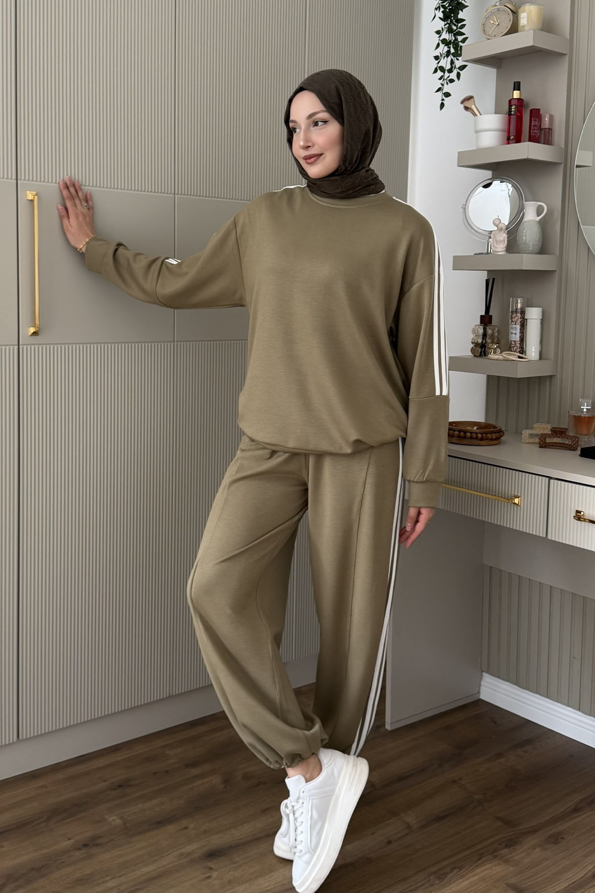 Yandan Şerit Detaylı Bol Paça Pantolonlu Tesettür Takım-HAKİ YEŞİL