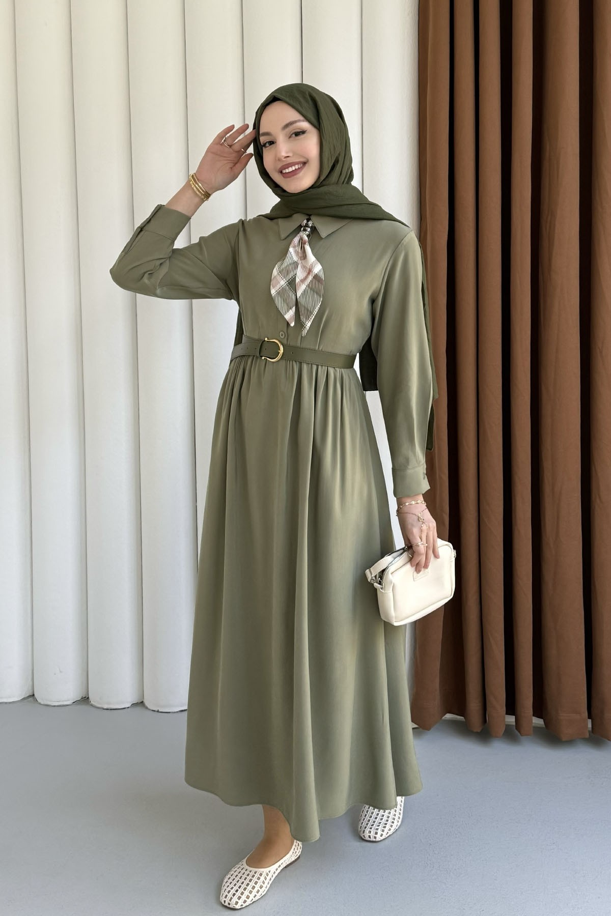 Yarım Düğmeli Fular Detaylı Kemerli Tesettür Elbise-YEŞİL