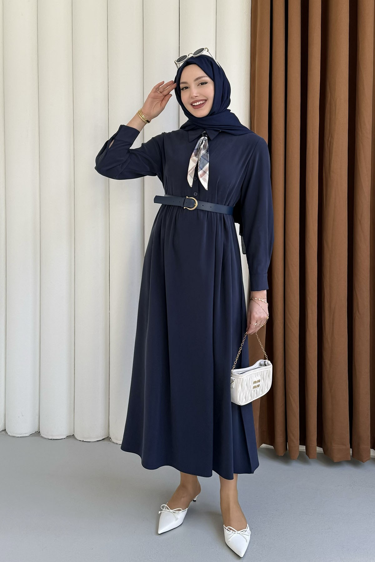 Yarım Düğmeli Fular Detaylı Kemerli Tesettür Elbise-LACİVERT