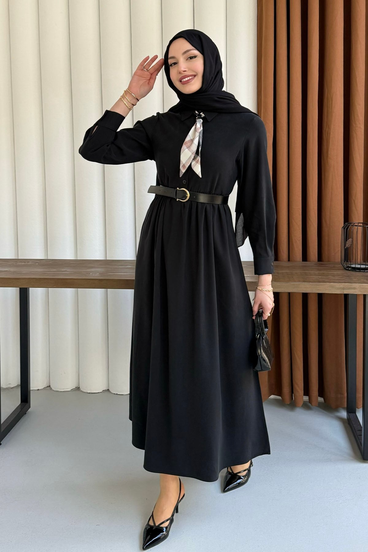 Yarım Düğmeli Fular Detaylı Kemerli Tesettür Elbise-SİYAH