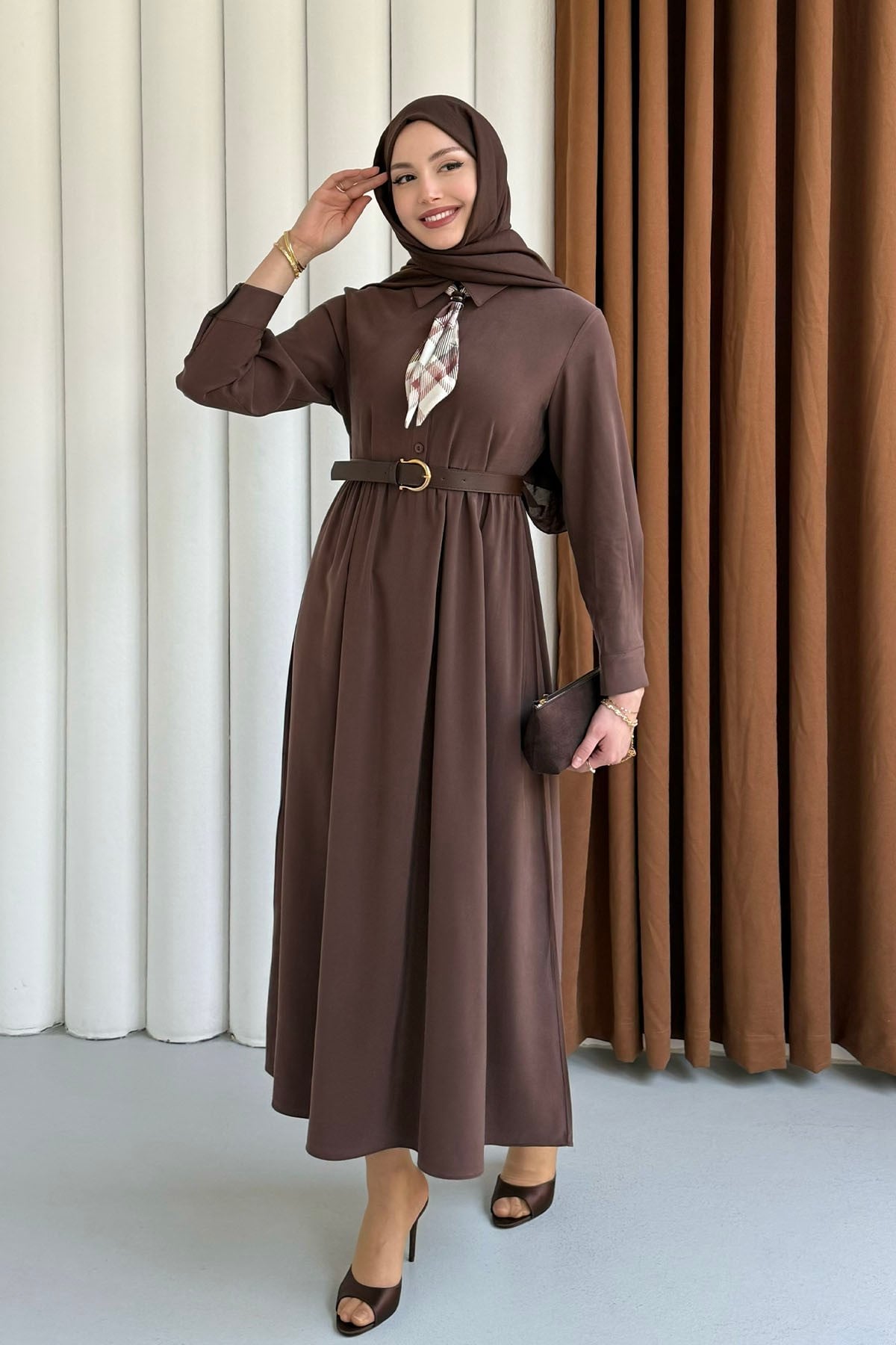 Yarım Düğmeli Fular Detaylı Kemerli Tesettür Elbise-KAHVERENGİ