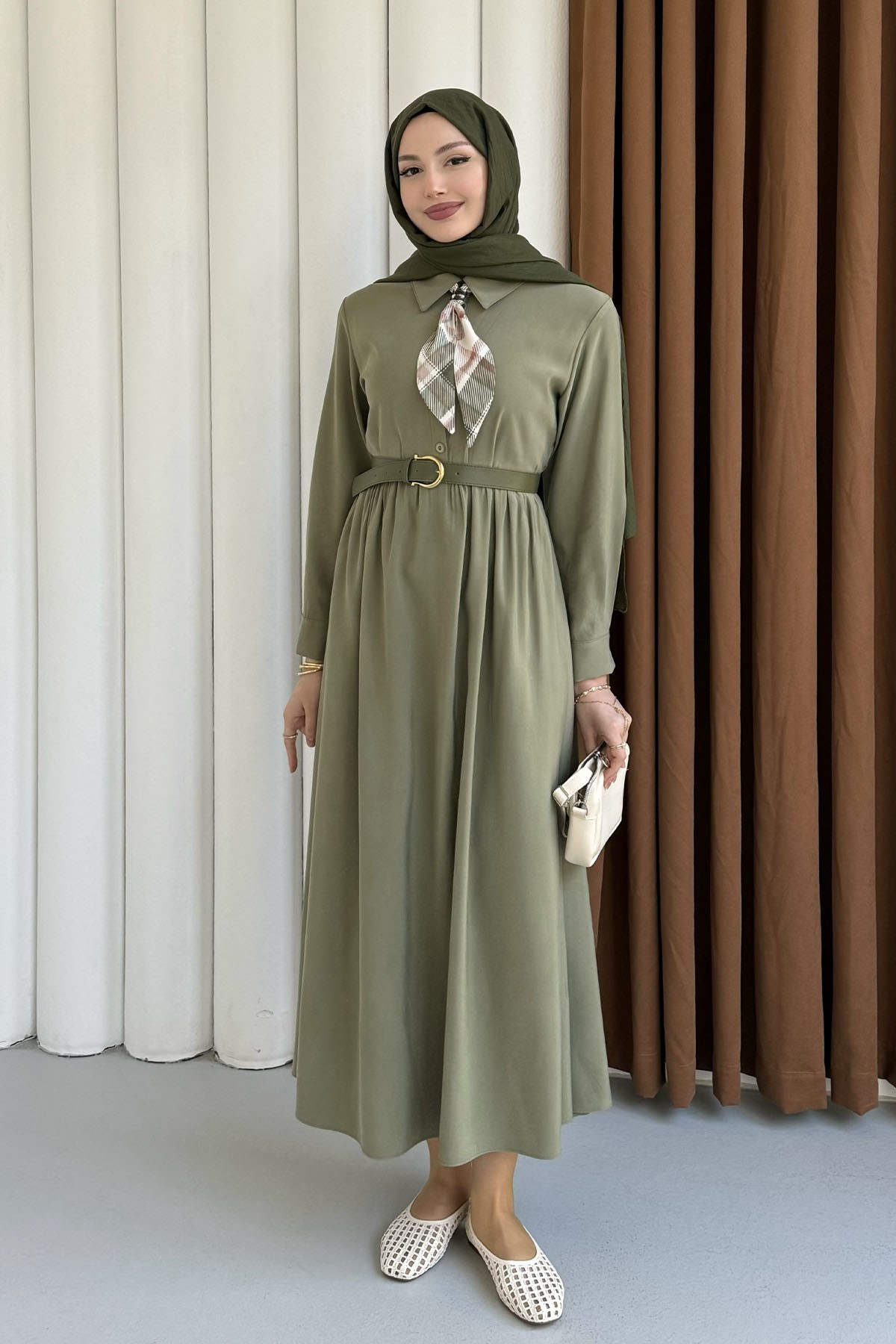 Yarım Düğmeli Fular Detaylı Kemerli Tesettür Elbise-YEŞİL