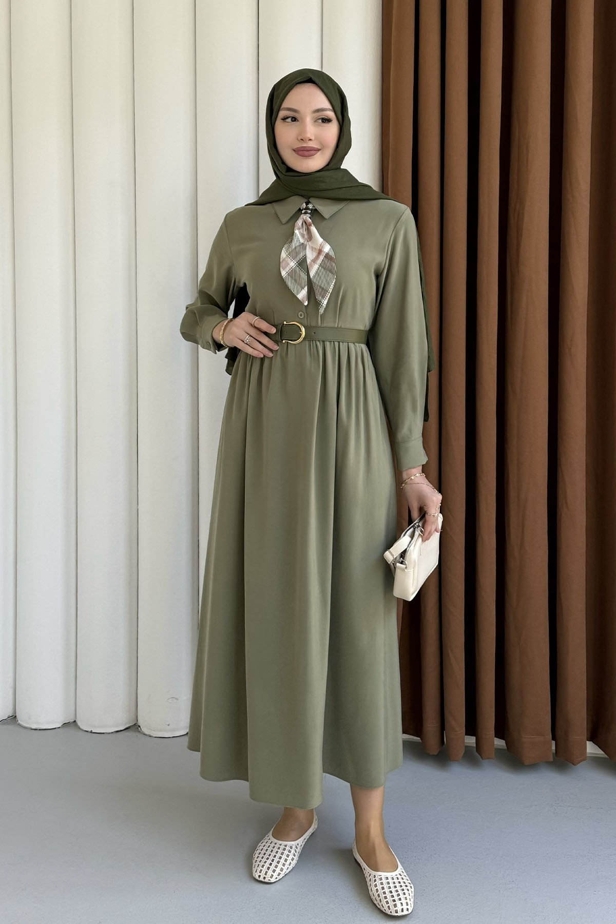 Yarım Düğmeli Fular Detaylı Kemerli Tesettür Elbise-YEŞİL