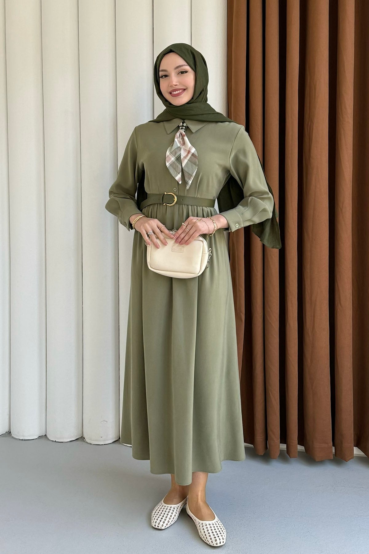 Yarım Düğmeli Fular Detaylı Kemerli Tesettür Elbise-YEŞİL