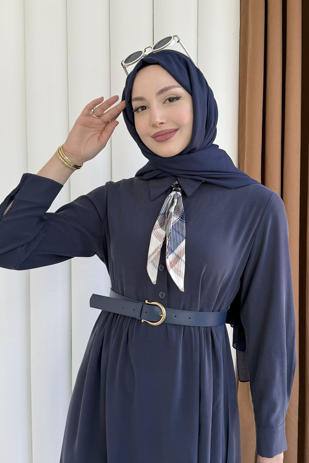 Yarım Düğmeli Fular Detaylı Kemerli Tesettür Elbise-LACİVERT