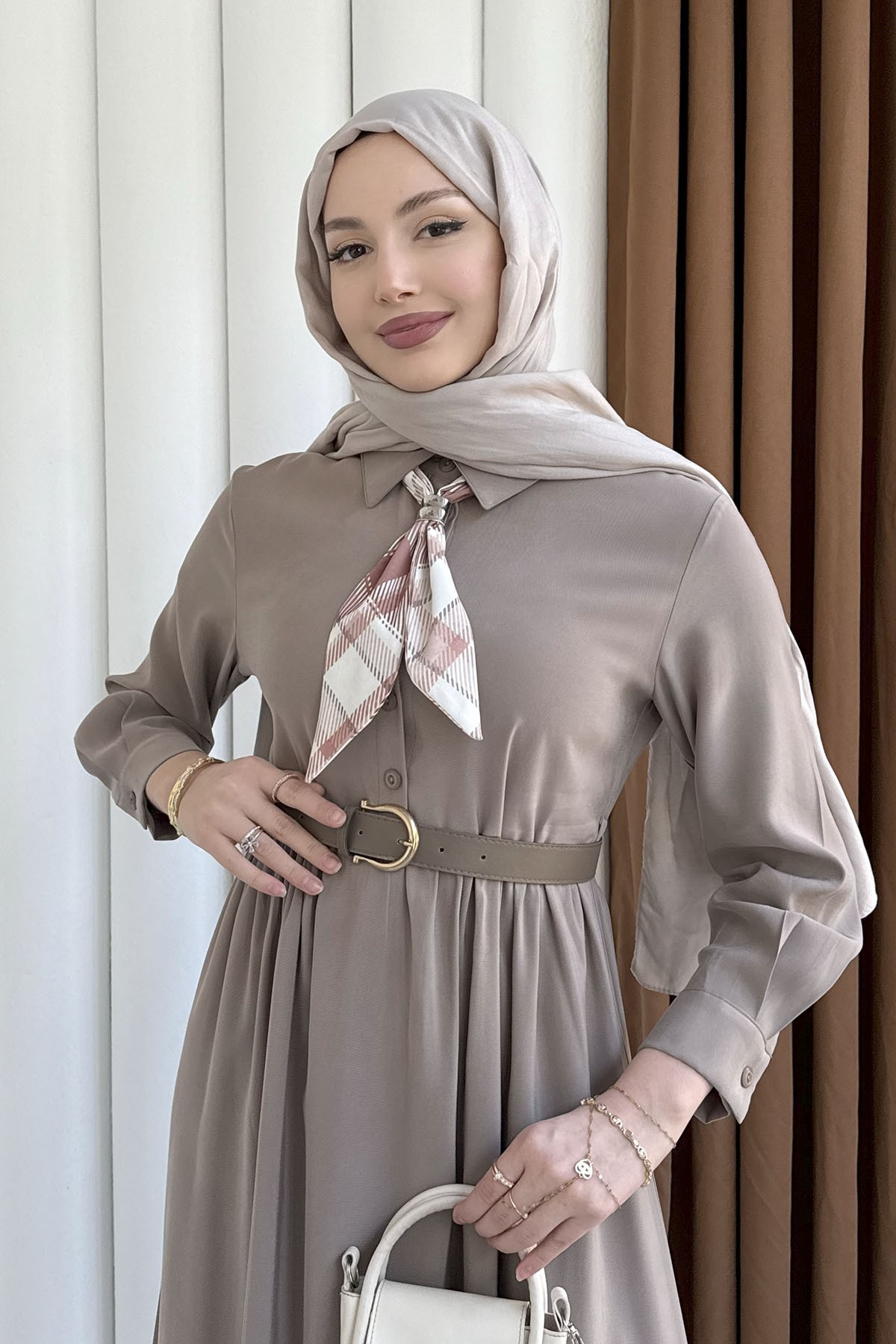 Yarım Düğmeli Fular Detaylı Kemerli Tesettür Elbise-VİZON