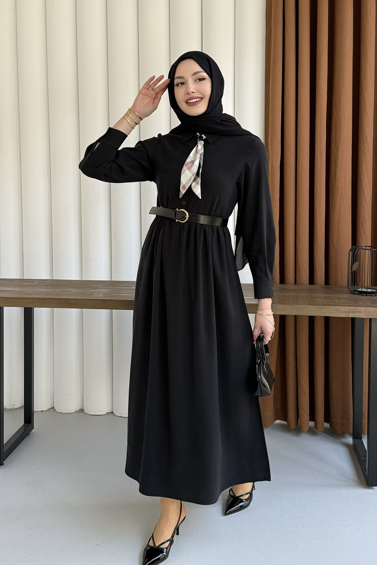 Yarım Düğmeli Fular Detaylı Kemerli Tesettür Elbise-SİYAH