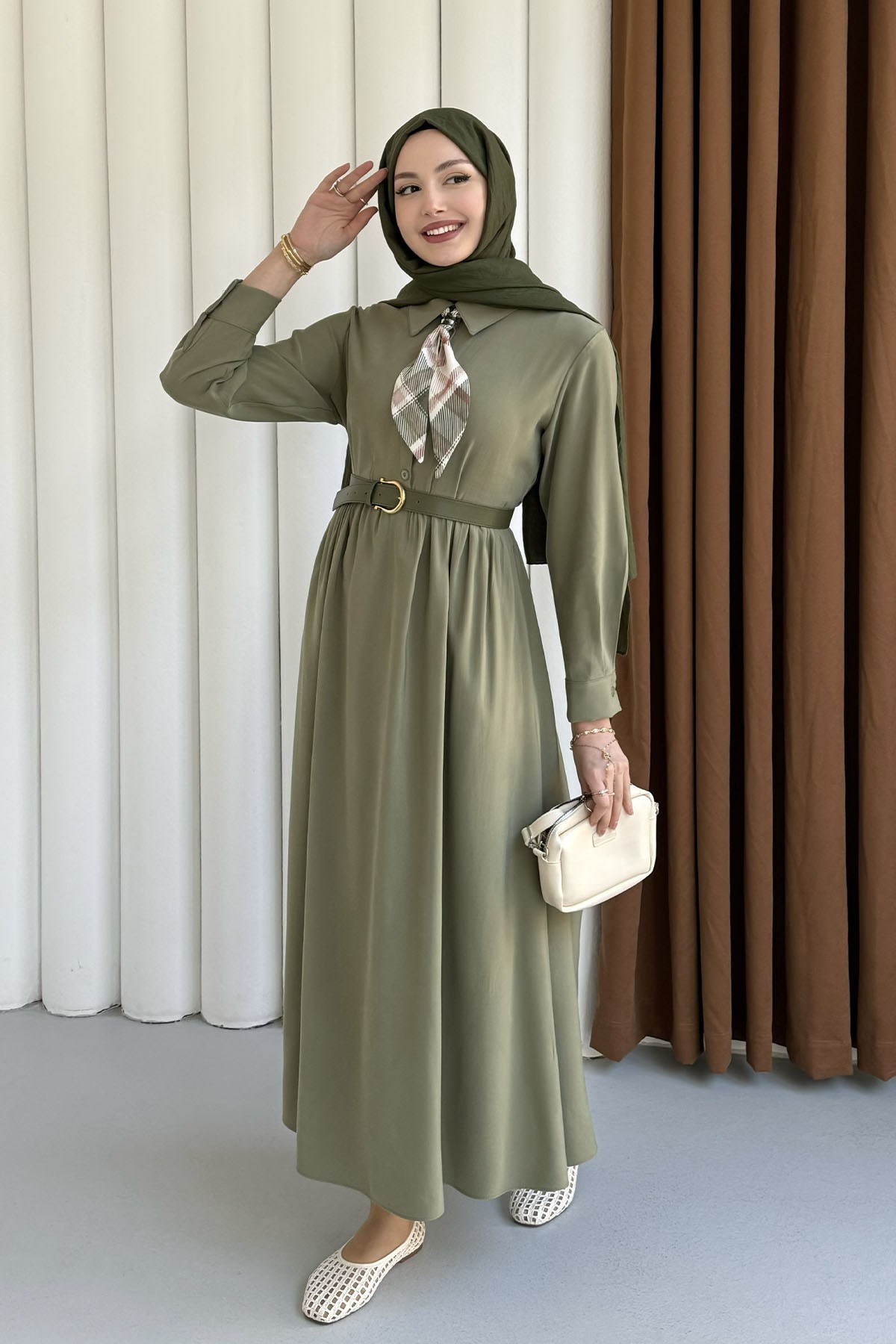 Yarım Düğmeli Fular Detaylı Kemerli Tesettür Elbise-YEŞİL