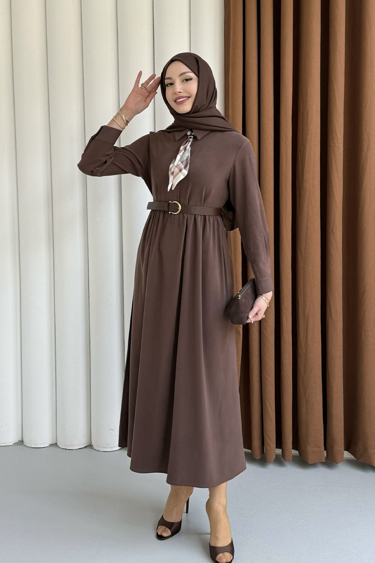 Yarım Düğmeli Fular Detaylı Kemerli Tesettür Elbise-KAHVERENGİ
