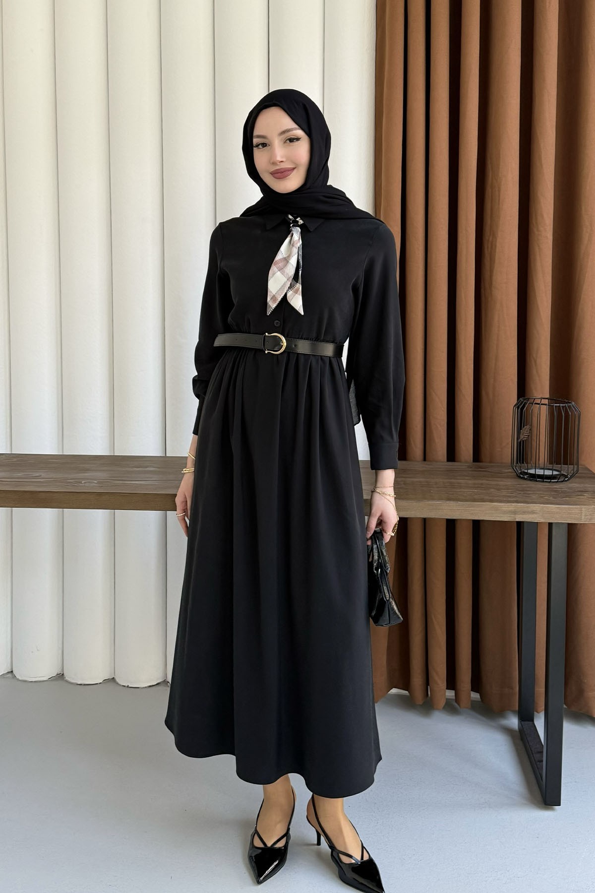 Yarım Düğmeli Fular Detaylı Kemerli Tesettür Elbise-SİYAH