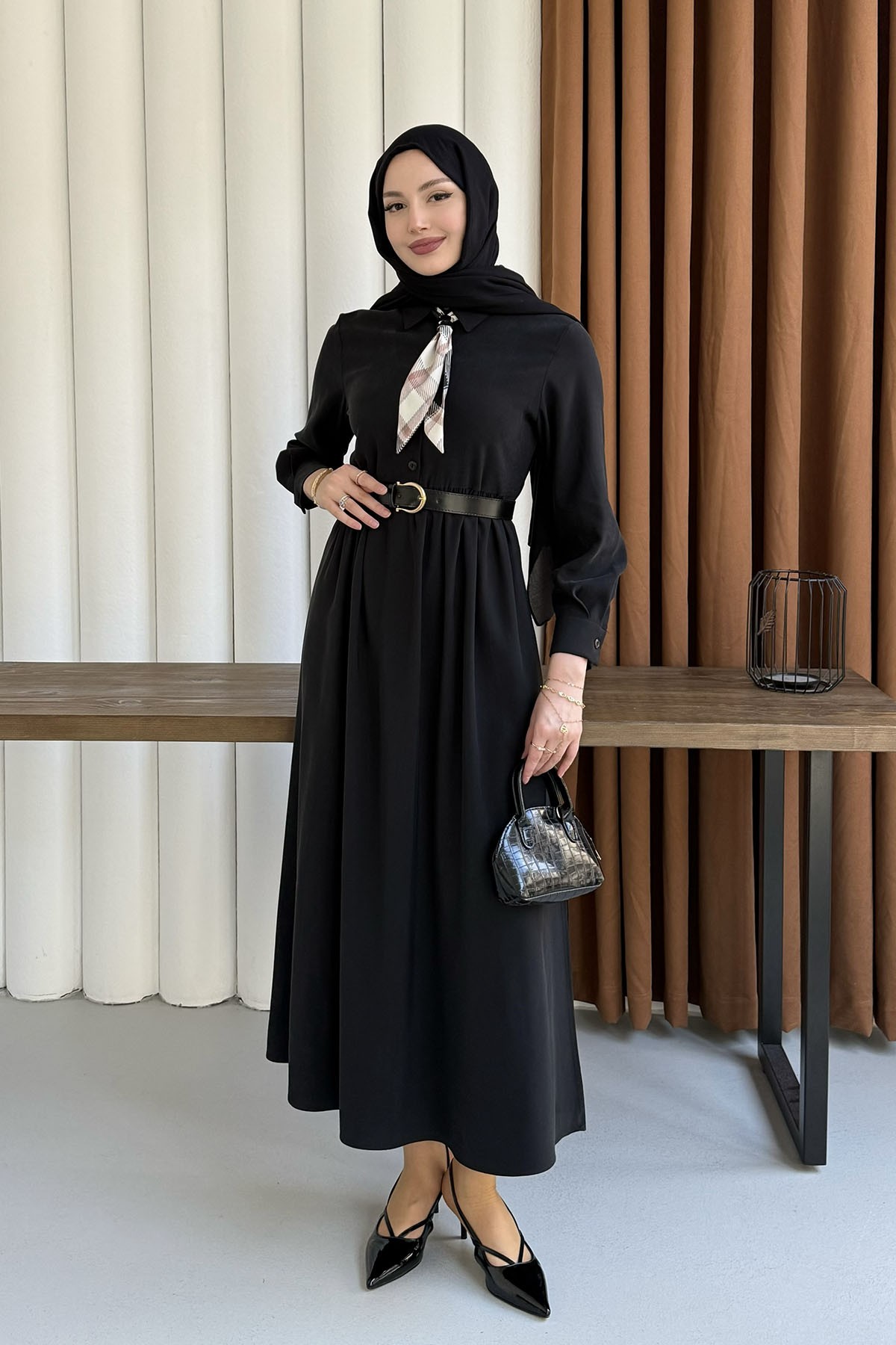 Yarım Düğmeli Fular Detaylı Kemerli Tesettür Elbise-SİYAH