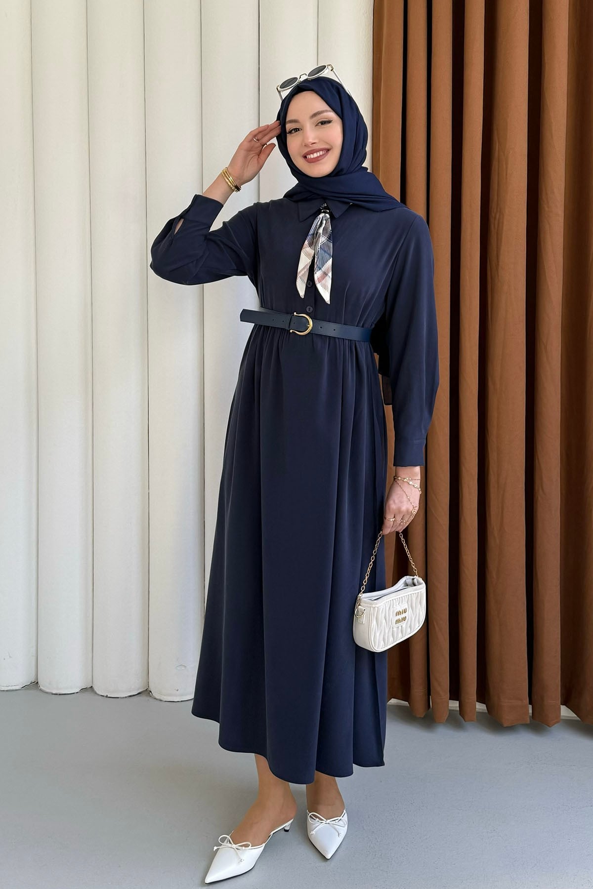 Yarım Düğmeli Fular Detaylı Kemerli Tesettür Elbise-LACİVERT