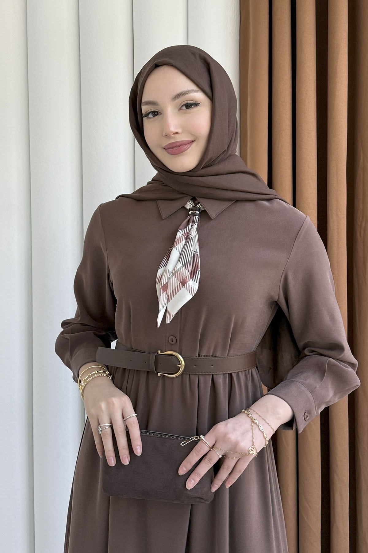 Yarım Düğmeli Fular Detaylı Kemerli Tesettür Elbise-KAHVERENGİ