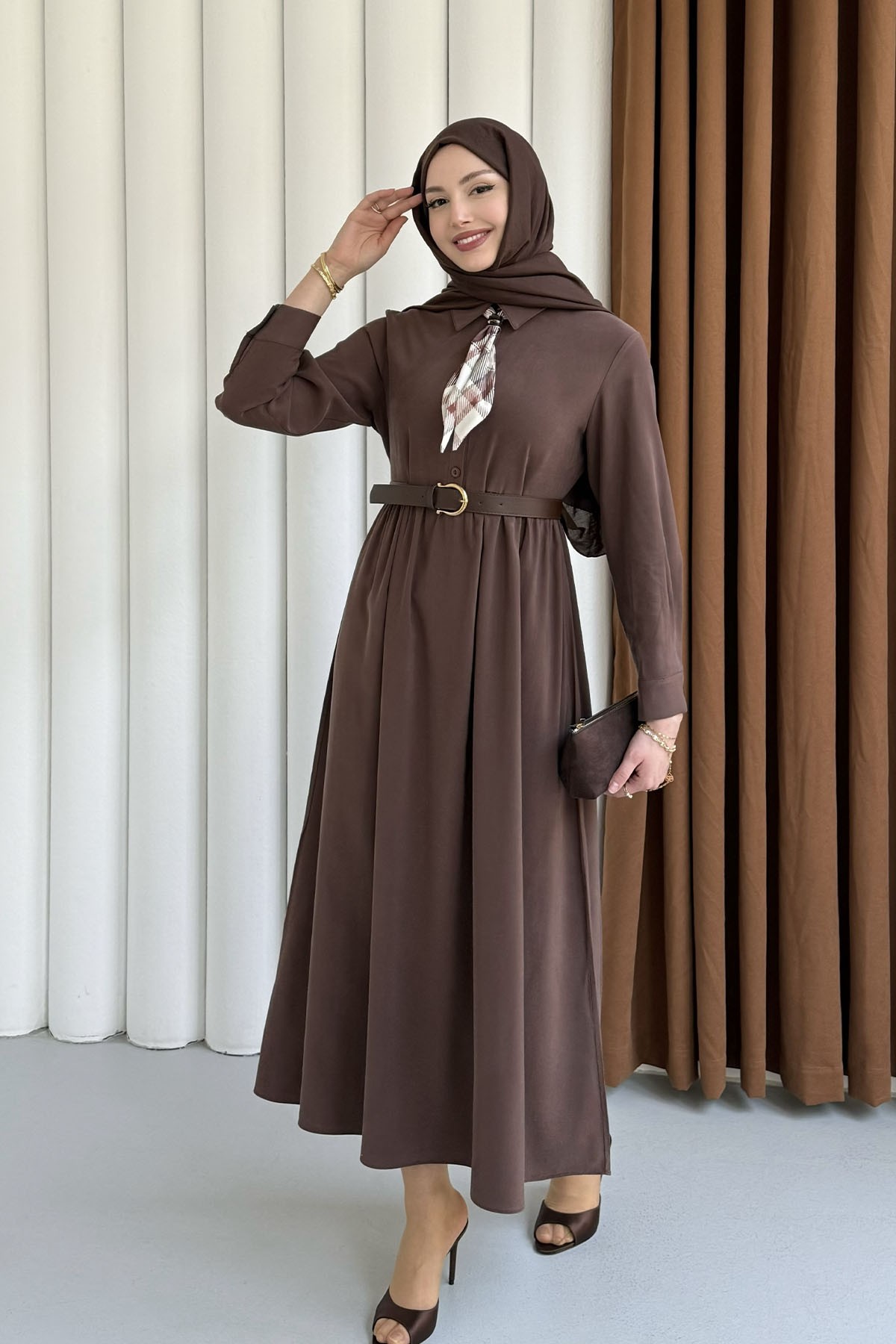 Yarım Düğmeli Fular Detaylı Kemerli Tesettür Elbise-KAHVERENGİ