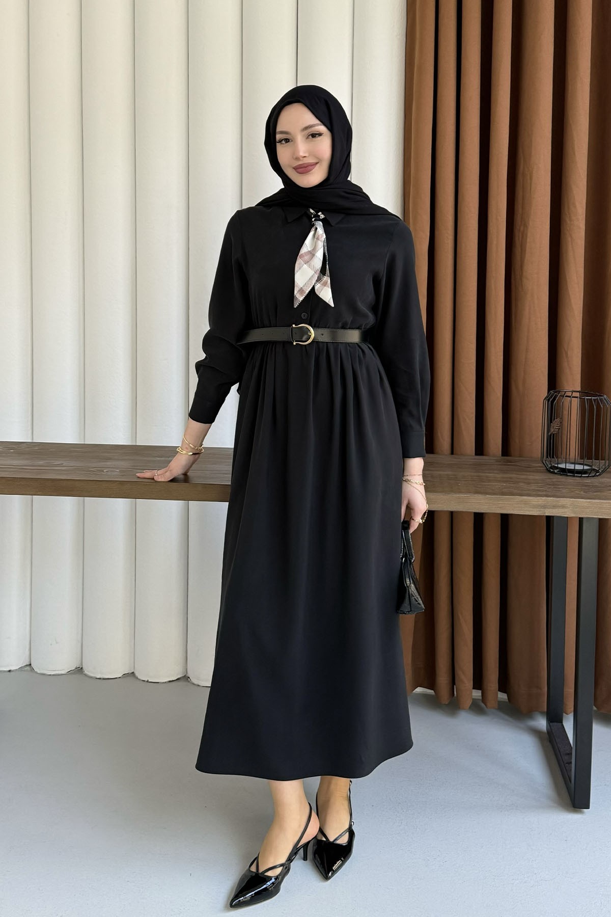 Yarım Düğmeli Fular Detaylı Kemerli Tesettür Elbise-SİYAH