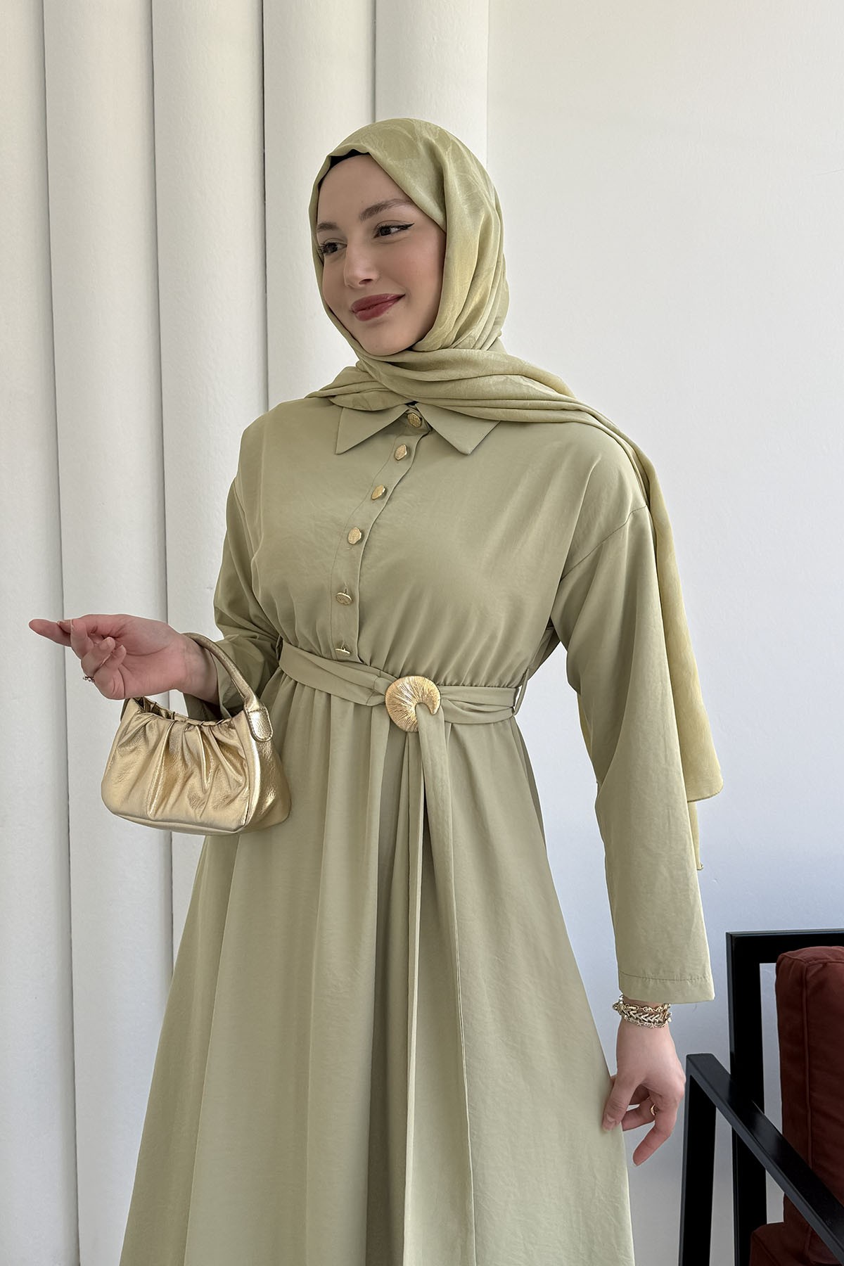 Yarım Düğmeli Kemer Broş Detaylı Tesettür Elbise-MİNT YEŞİLİ