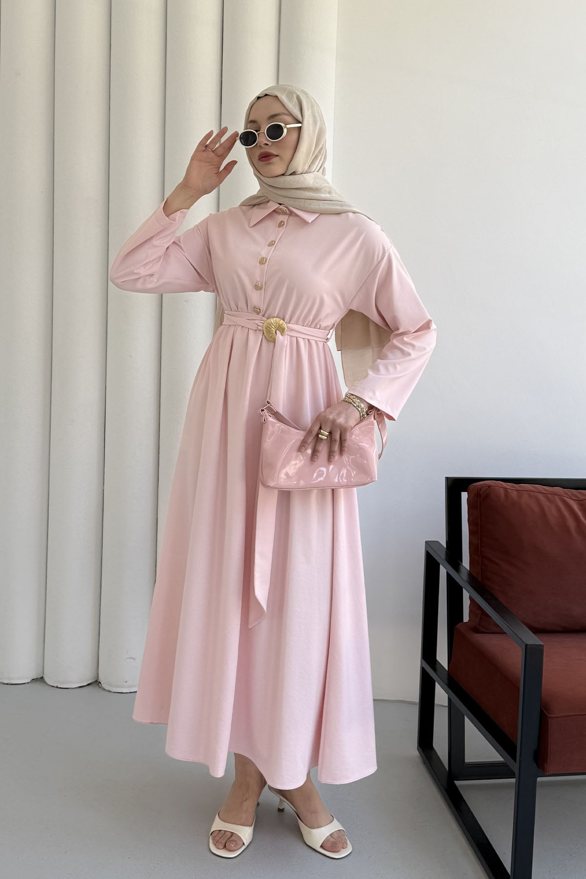 Yarım Düğmeli Kemer Broş Detaylı Tesettür Elbise-PEMBE