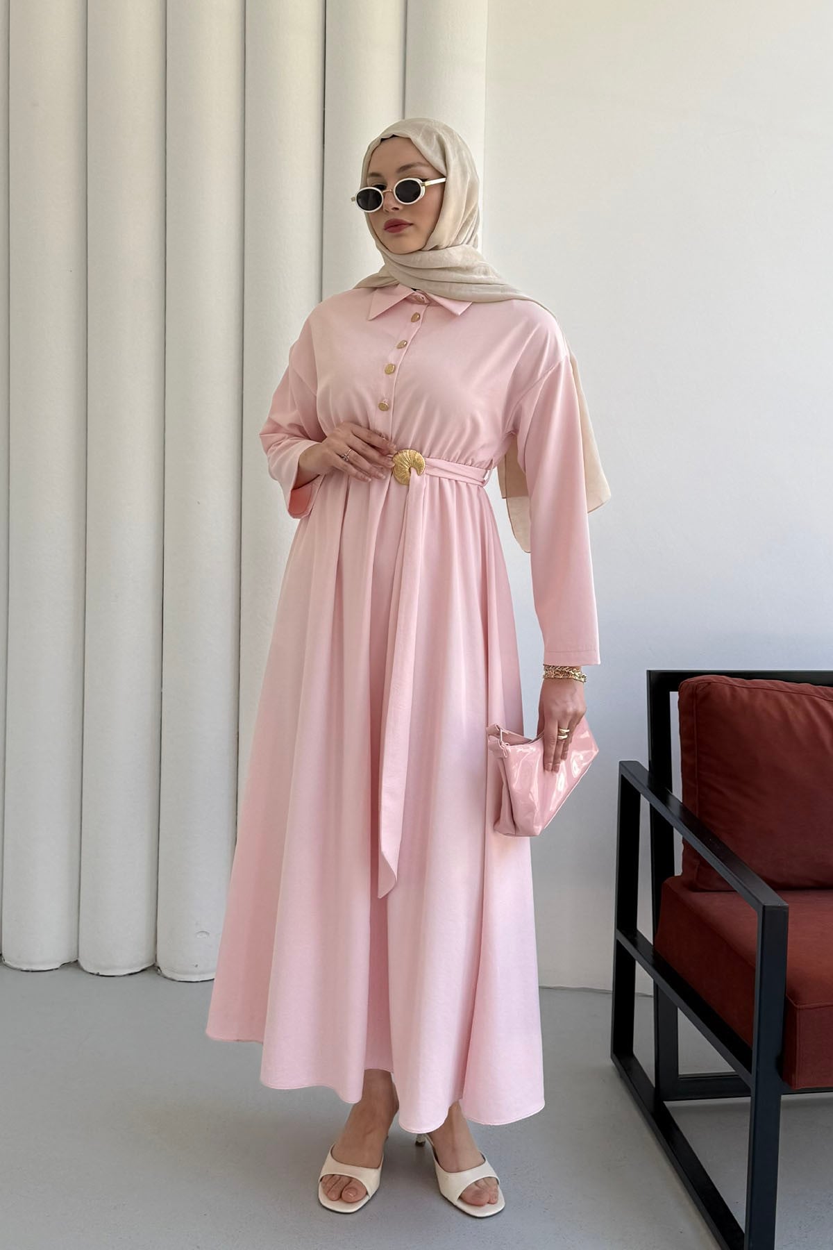 Yarım Düğmeli Kemer Broş Detaylı Tesettür Elbise-PEMBE