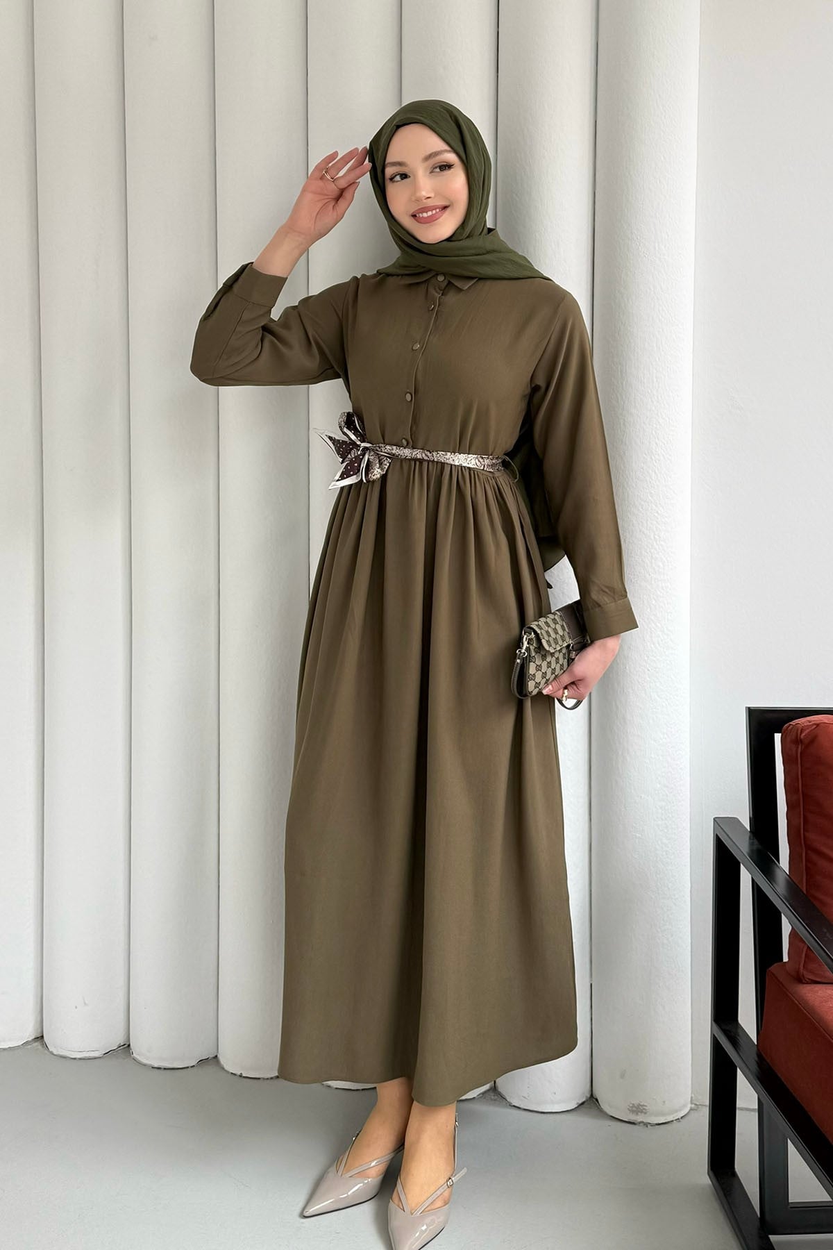 Yarım Düğmeli Saten Kemer Detaylı Tesettür Elbise-HAKİ YEŞİL
