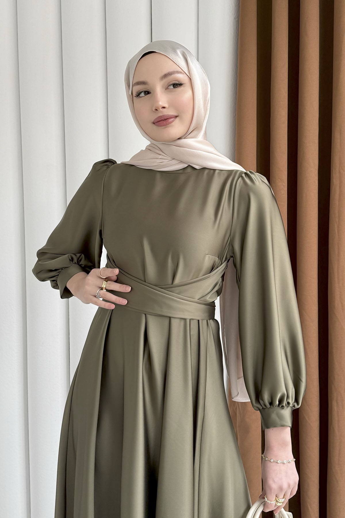 Zarif Belden Bağlamalı Saten Tesettür Elbise-YEŞİL